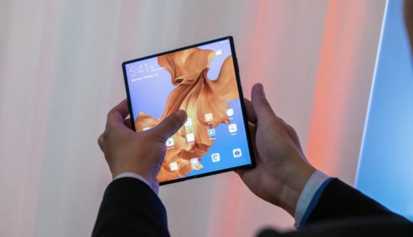 Huawei Mate X เวอร์ชั่นขายจริงอาจเบาลงและความจุแบตน้อยลง หลังแก้ไข | The Thaiger