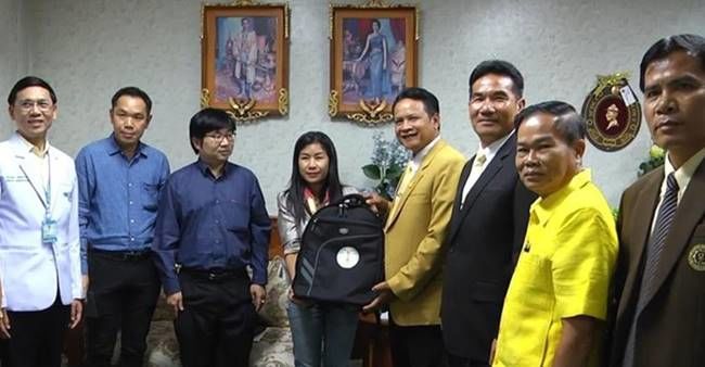 หมอกระดูกชี้ ‘น้องโทนี่’ สันหลังคด ไม่เกี่ยวกับกระเป๋าหนัก | News by The Thaiger