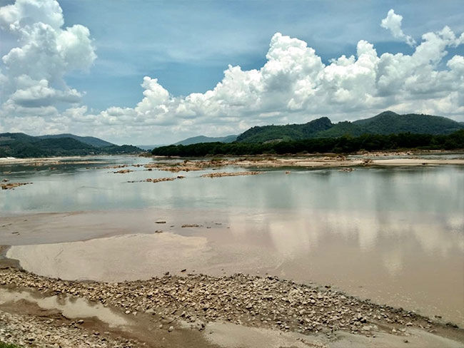 ม.มหาสารคาม ชี้ เขื่อนไซยะบุรีทำแม่น้ำโขงแล้ง สัตว์น้ำแห้งตายคาโขดหิน | News by The Thaiger