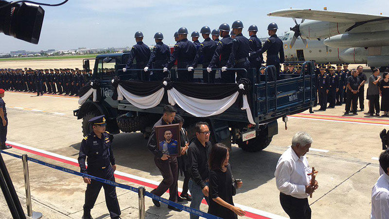 เพื่อนกัปตันพีท นักบินวีรบุรุษ ร่วมไว้อาลัย ส่งวิญญาณกลับบ้าน | News by The Thaiger