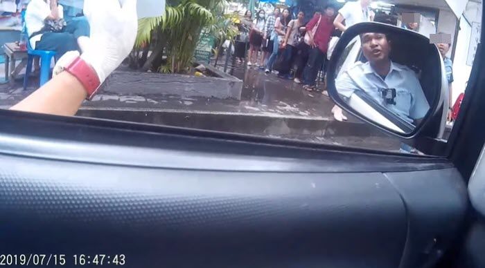วินรถตู้อนุสาวรีย์ฯ ไล่รถฉุกเฉินขณะรับตัวคนท้องหมดสติ | The Thaiger
