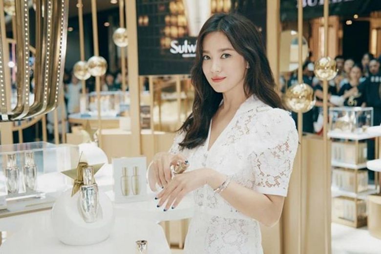 ซองเฮเคียวยังยิ้มได้ ปรากฏตัวครั้งแรกหลังหย่า | The Thaiger