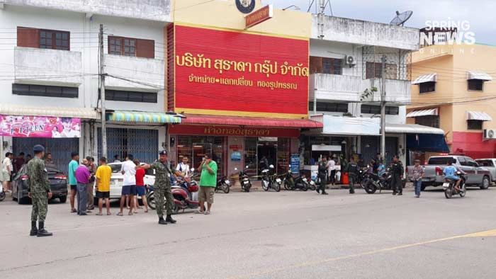 โจรพกอาวุธสงครามบุกปล้นร้านทอง กวาดไปร่วม 60 ล้านบาท | The Thaiger