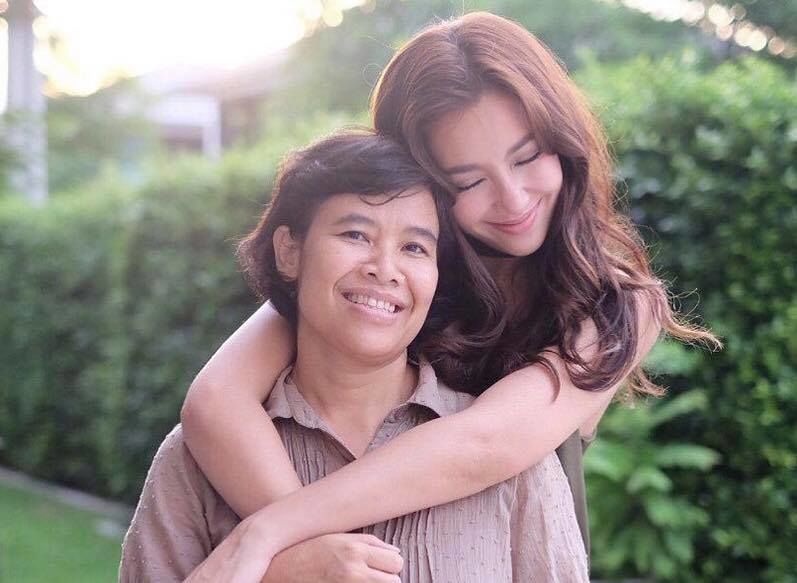 ‘เบลล่า’ ปลอบใจแม่ชวดรางวัลที่ 1 ให้เงินหลักล้าน | The Thaiger