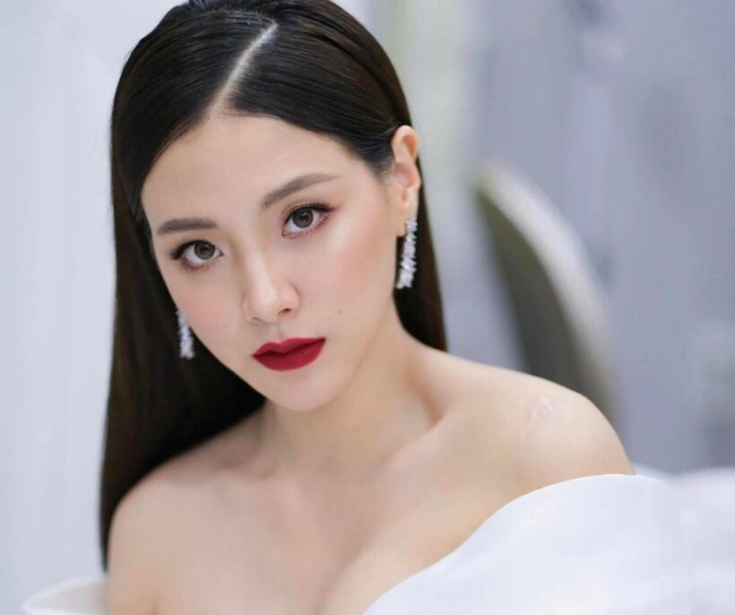 ‘ใบเฟิร์น’ ไปเวียดนาม สนามบินแทบแตก!! | The Thaiger