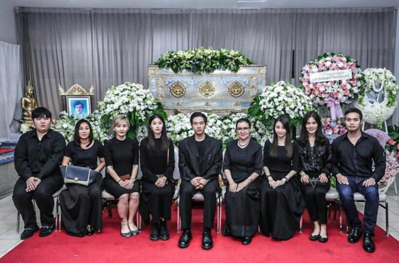 ครอบครัวรากแก่น ร่วมพิธีฌาปนกิจคุณพ่อเทพบุตร | The Thaiger
