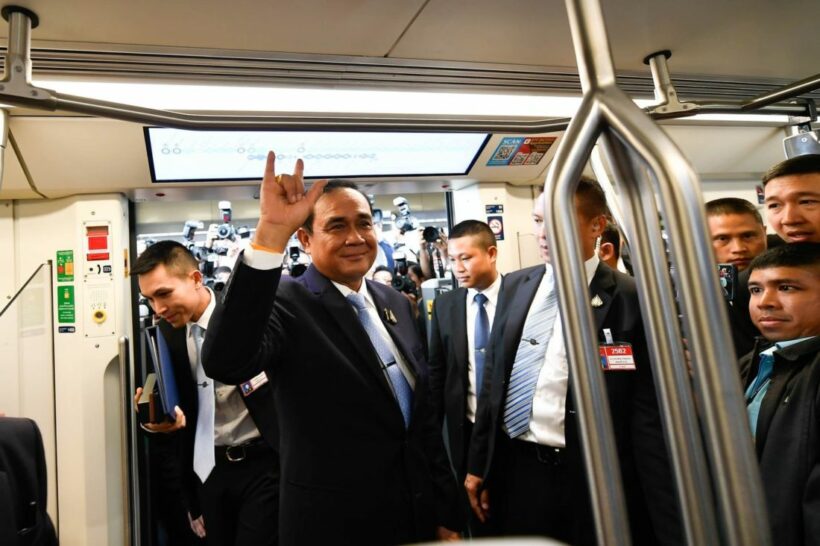 ‘บิ๊กตู่’ คืนความสุข รถไฟฟ้าหมอชิต-ลาดพร้าว ต่อเวลานั่งฟรีถึง 5 ธันวา | The Thaiger