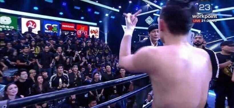 ดราม่าเจ้าขุน แย่งไมค์พิธีกร ชูนิ้วกลางบนเวที!! | The Thaiger