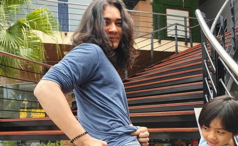 แน็ก ชาลี ตกบันไดแฮปปี้มาก คนโฟกัสอย่างอื่น | The Thaiger