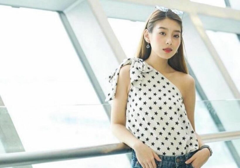 ชาวเน็ตจับผิดภาพ แก้ว BNK48 ใช้แบรนด์เนมปลอม | The Thaiger