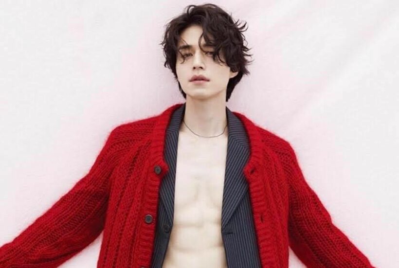 ลี ดงวุค เผยกล้ามหน้าท้องสุดเซ็กซี่ ในนิตยสารฉบับใหม่ | The Thaiger