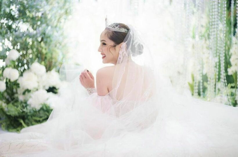 ขวัญ อุษามณีในชุดเจ้าสาว สวยมาก | The Thaiger