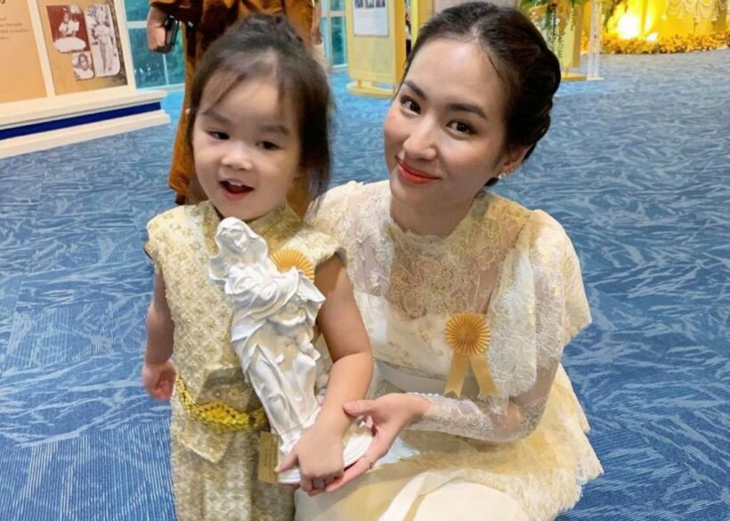 ต่าย ชุติมา-น้องพิพิม รับรางวัล แม่ลูกผูกพัน | The Thaiger