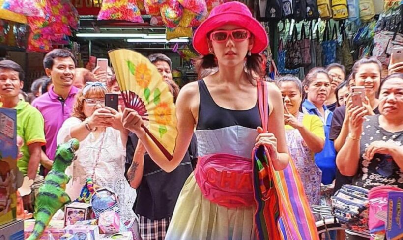 ชมพู่ อารยา เดินสำเพ็งกับชุดสุดเริ่ด | The Thaiger