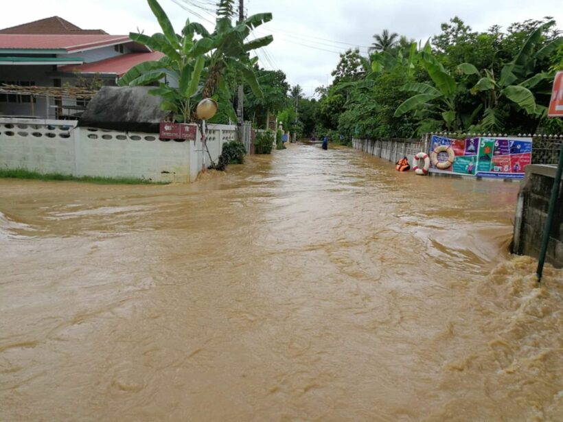 น่านฝนตกหนัก ฝายบ้านม่วงขวาแตก น้ำทะลักท่วม 3 หมู่บ้าน | The Thaiger