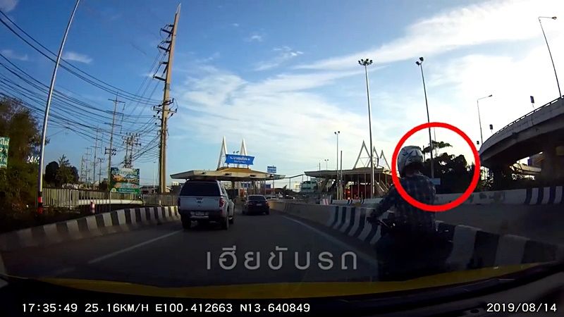 แบงก์ 20 ช่วยชีวิต แท็กซี่รอดหวุดหวิดหลังโดนหนุ่มหัวร้อนคว้ามีดปักอก | The Thaiger