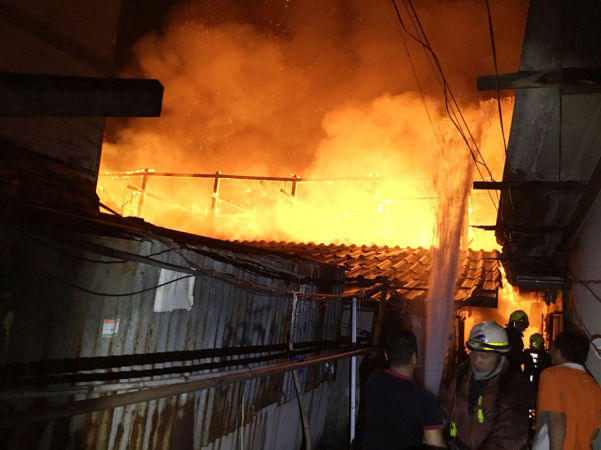 Fire destroys six timber houses in Bangkok