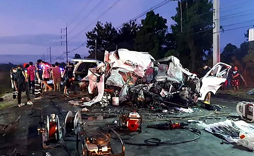 11 die in early morning passenger van collision in Sa Kaew