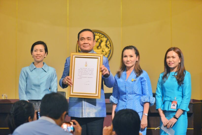 นายกยิ้ม โชว์ลายพระหัตถ์ ร.10 พระราชทานคณะรัฐมนตรี | The Thaiger