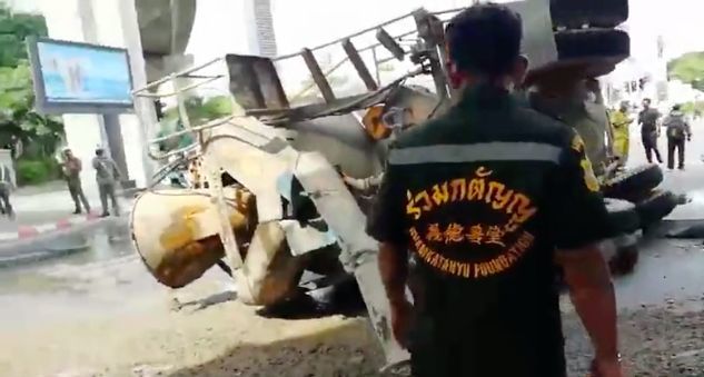 ด่วน! รถโม่ปูน 10 ล้อแหกโค้งแยกศาลาแดง ซีเมนต์ไหลท่วมถนน | The Thaiger