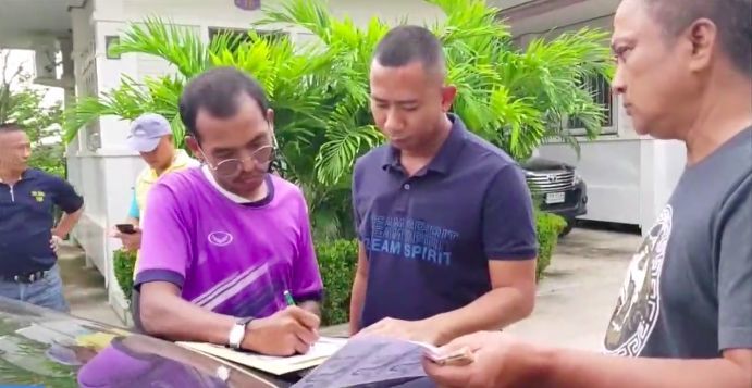 รวบตัว ‘คิว อ่างทอง’ เปิดเพจล่อลวงเด็กชายทำอนาจาร-ส่งบำเรอลูกค้า | News by The Thaiger