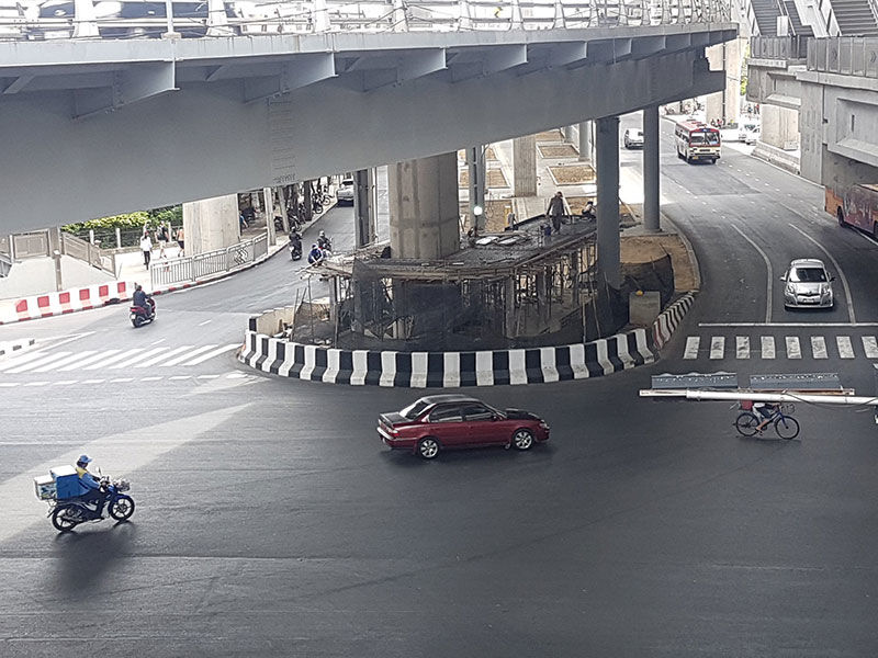 ประชาชนร้อง สร้างป้อมตำรวจคร่อมทางม้าลาย ‘เท่าพิภพ’ ลงพื้นที่ พบระงับก่อสร้างแล้ว | The Thaiger