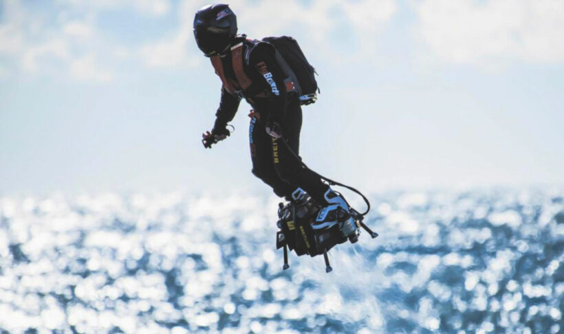 นักประดิษฐ์ฝรั่งเศส ทำสถิติ บินข้ามช่องแคปอังกฤษด้วย Flyboard Air ได้สำเร็จ | The Thaiger
