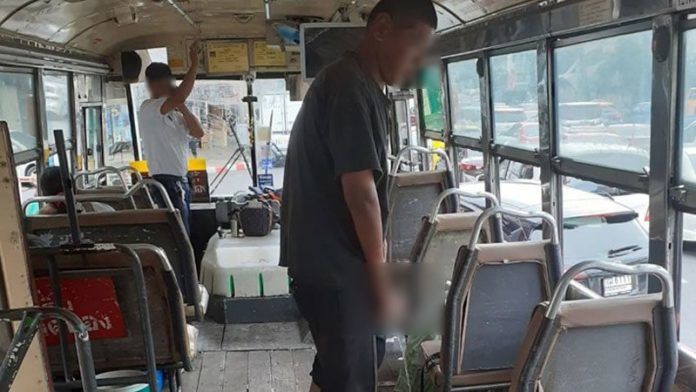 อลหม่านรับเช้าวันจันทร์ เมื่อชายเร่ร่อนอาละวาด-ยืนฉี่บนรถเมล์ | The Thaiger