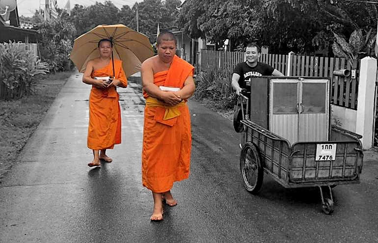 Lamphun monks ahead of the trend to eliminate single-use plastic bags