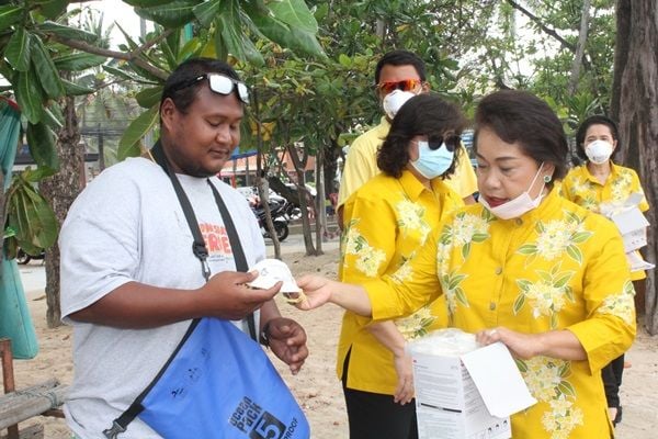 Patong Mayor hands out useless, cheap face-masks