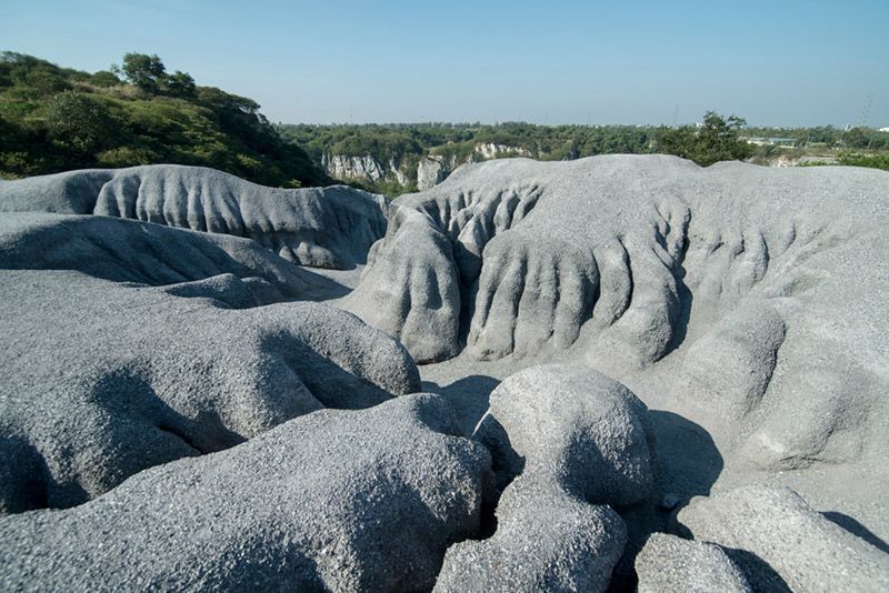 เจ้าของสั่งปิด! ‘ภูเขาหิมะ’ เมืองชล ระบุเป็นเหมืองหินปูน อันตรายต่อปอด | The Thaiger
