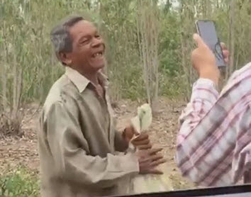 ความจริงอีกด้าน ลุงผวนไม่ได้แย่งข้าวหมากิน แต่เอาไปให้หมาที่บ้าน | The Thaiger