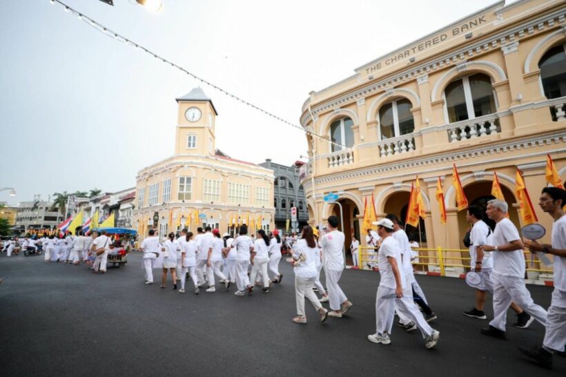 ชาวภูเก็ตแห่ร่วมพิธีส่งเก๊ง ณ เวทีกลางสะพานหิน ในวันที่สองของประเพณีกินเจ | The Thaiger