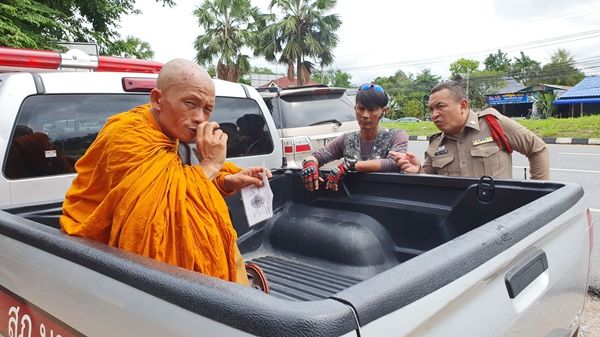 รวบพระปลอมขอนแก่น เดินเรี่ยไรเงินชาวบ้านสัตหีบ แถมตรวจพบใช้ยาบ้า-ดูหนังโป๊ | The Thaiger