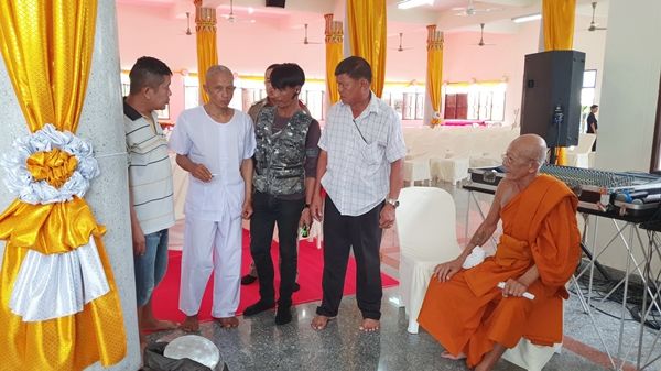 รวบพระปลอมขอนแก่น เดินเรี่ยไรเงินชาวบ้านสัตหีบ แถมตรวจพบใช้ยาบ้า-ดูหนังโป๊ | News by The Thaiger