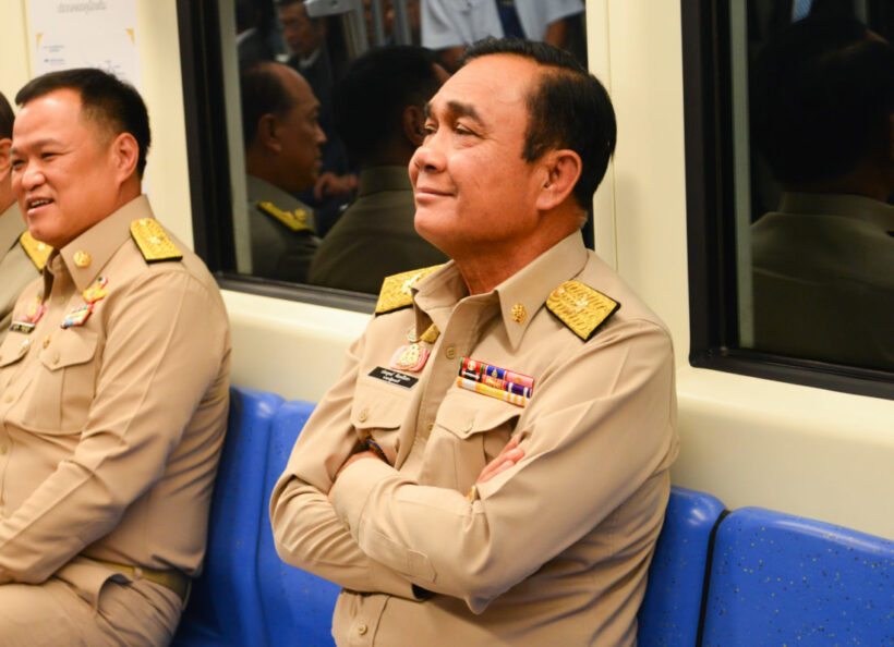 บิ๊กตู่ เปิดโครงการรถไฟฟ้าสีน้ำเงินส่วนต่อขยาย พาอนุทินทดลองนั่ง | The Thaiger