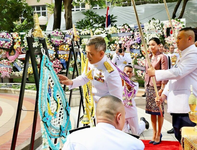 พระบาทสมเด็จพระเจ้าอยู่หัว พระบรมราชินี เสด็จฯถวายราชสักการะ เนื่องในวันมหิดล | The Thaiger
