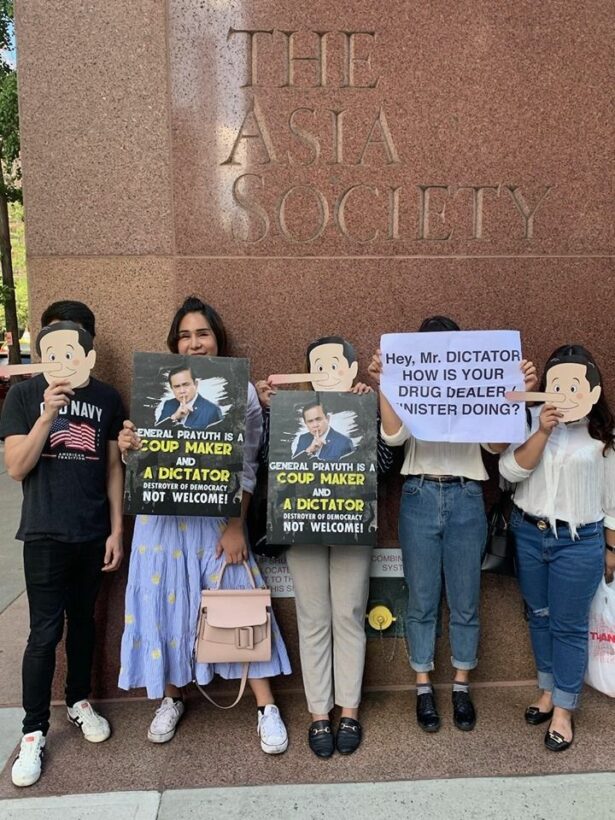 คลิปวินาที นศ.ชูป้ายประท้วง ประยุทธ์ กลางงานประชุม Asia Society สหรัฐ | News by The Thaiger