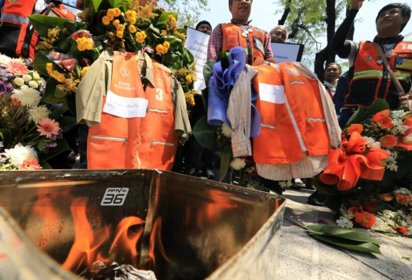 กลุ่มวินฯ รวมตัวหน้าก.คมนาคม เผาเสื้อวิน ประท้วงต่อต้านแกร็บ | News by The Thaiger
