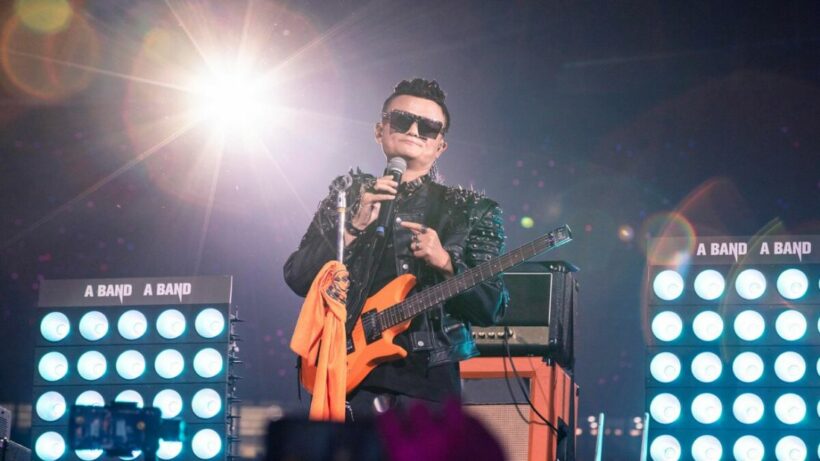 แจ็ค หม่าขึ้นเวทีคอนเสิร์ตอำลาตำแหน่งซีอีโอ อาลีบาบา | The Thaiger