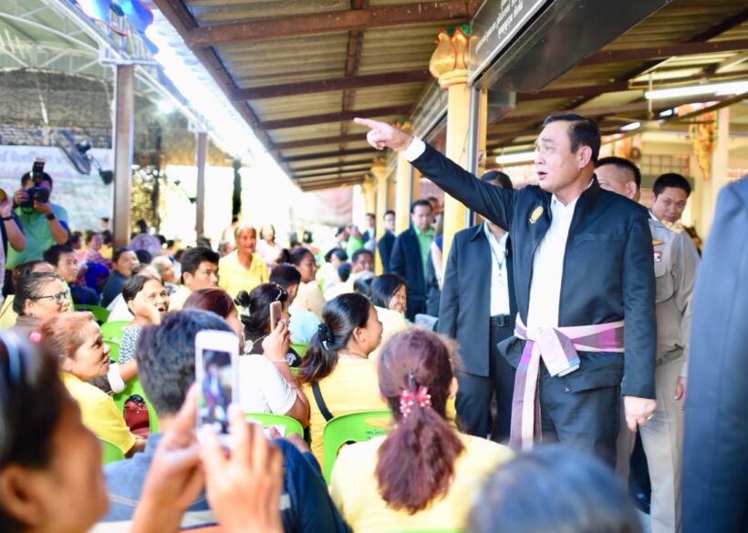 “น้ำท่วมให้เลี้ยงปลา” นายกแนะระหว่างเยี่ยมน้ำท่วมสุโขทัย | The Thaiger