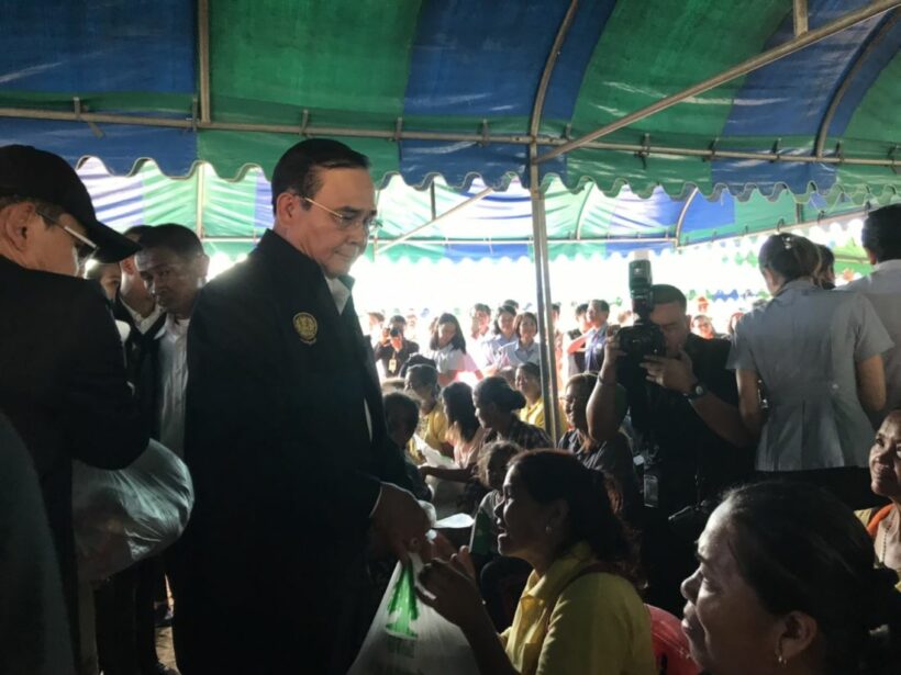 ประยุทธ์เยี่ยมน้ำท่วมอุบล เรียกหา ส.ส.เพื่อไทย ทำไมไม่มาต้อนรับ | The Thaiger