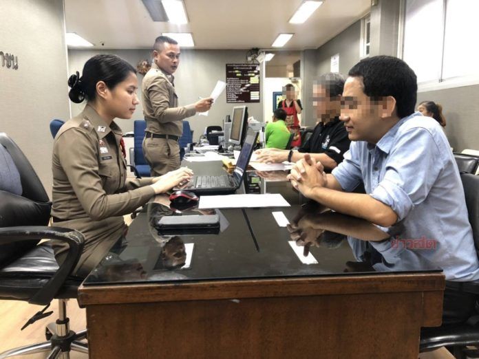 โรคจิตแอบถ่ายใต้กระโปรงผู้หญิงในบีทีเอส หลักฐานเต็มโทรศัพท์ | The Thaiger