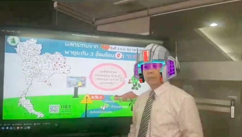 กรมอุตุฯทำชาวเน็ตฮา ลืมเอาสติกเกอร์ออกระหว่างไลฟ์สดรายงานพายุคาจิกิ | The Thaiger