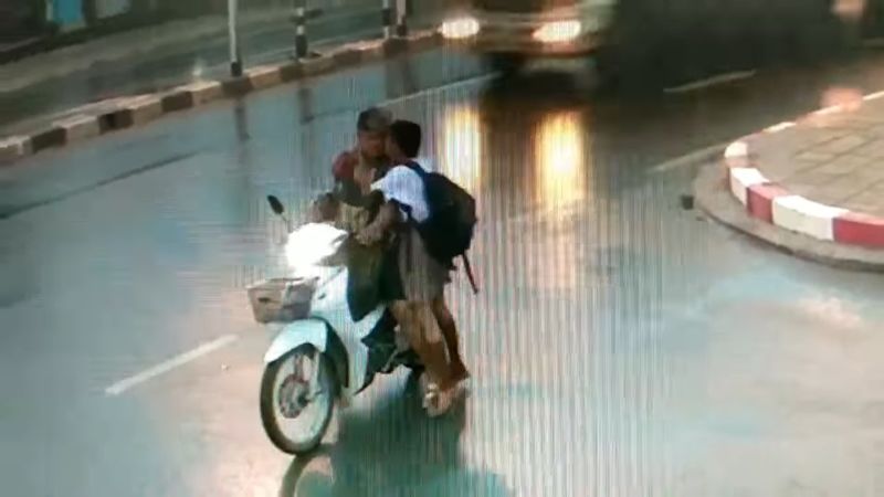 ทำความรู้จัก น้องไอซ์ อัมรินทร์ คลิปเด็กชายหอมแก้มแม่ก่อนเข้าโรงเรียน | The Thaiger