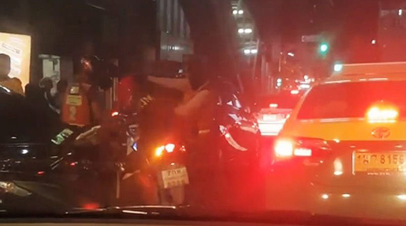 Grab driver beaten up by ‘win’ thugs in Bangkok – VIDEO