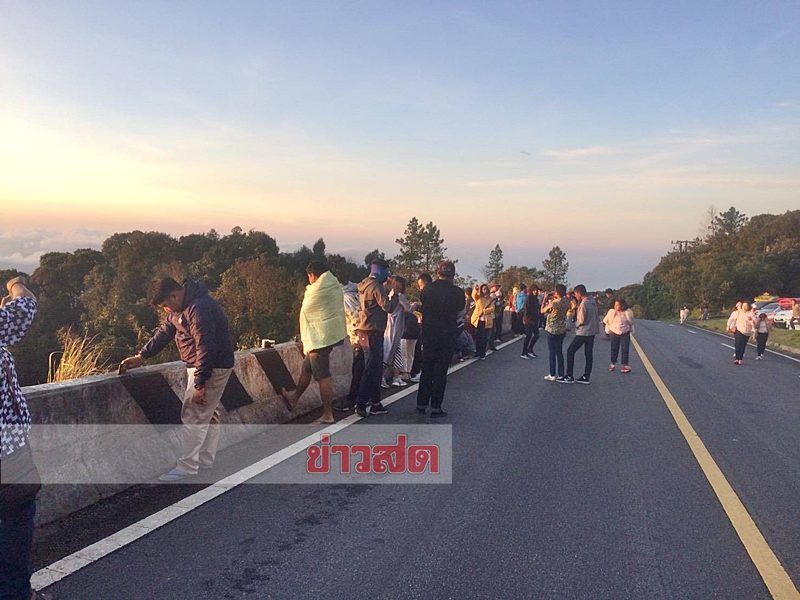 เย็นแล้ว! ดอยอินทนนท์เช้านี้อุณหภูมิลดเหลือ 5 องศา คนแห่ชมทะเลหมอก | News by The Thaiger