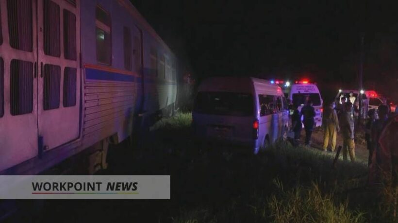 รถตู้ข้ามไม่พ้นทางรถไฟ ถูกรถไฟชนสนั่น ดับ 1 เจ็บระนาว | News by The Thaiger