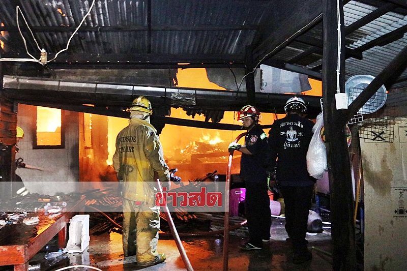 ไฟไหม้บ้านทรงไทยโบราณสมัยรัชกาลที่ 5 วอดเหลือแต่ซาก | News by The Thaiger