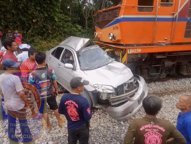 รถไฟบี้-ลากเก๋งไกล 800 เมตร คร่าชีวิต 2 พี่น้องชาวตรัง | The Thaiger